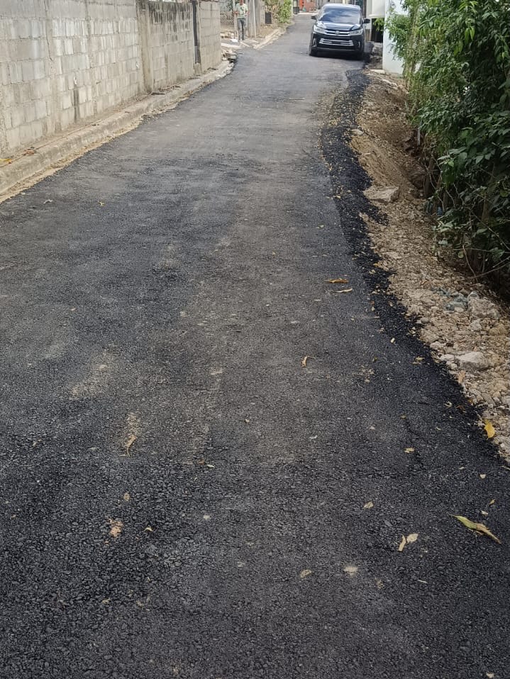 04 de diciembre- Se realizó el asfaltado de la entrada de la iglesia en Las Colinas, brindando una vía más cómoda, segura y accesible para todos los moradores.